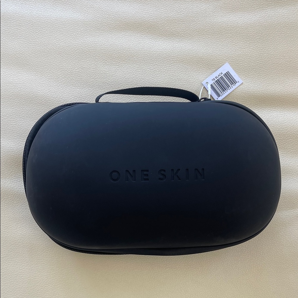 One Skin Black Travel Case